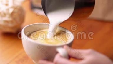 咖啡师在咖啡制作的拿<strong>铁艺</strong>术上为卡布奇诺画牛奶. 咖啡咖啡师制作拿<strong>铁艺</strong>术，心形